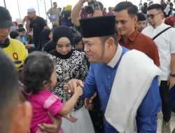 Membludak! Ribuan Warga Kaltim Serbu Silaturahmi Lebaran di Kediaman Gubernur Rudy Mas’ud