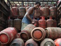 India Krisis Tabung Gas LPG, Warga Miskin Kembali Pakai Kayu dan Batu Bara Untuk Masak