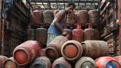 India Krisis Tabung Gas LPG, Warga Miskin Kembali Pakai Kayu dan Batu Bara Untuk Masak
