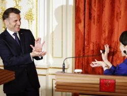 Presiden Prancis Emmanuel Macron dan PM Jepang Sanae Takaichi Adu ‘Kamehameha’ ala Dragon Ball
