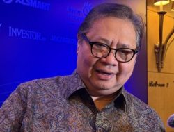 Rupiah Tembus Rp17.400, Menko Airlangga Sebut Lonjakan Dollar Saat Musim Haji Jadi Pemicu