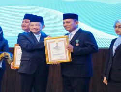 Gubernur Kepri Ansar Ahmad Raih Satyalancana Wira Karya atas Kontribusi di Sektor Kelautan dan Perikanan