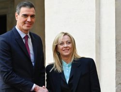 PM Spanyol Pedro Sanchez Bela PM Italia Giorgia Meloni Usai Disebut ‘Ngebet’ Foto Bareng Donald Trump
