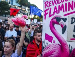 Ribuan Warga Albania Tegas Tolak Resor Milik Keluarga Donald Trump Dibangun di Hutan Lindung Zvernec