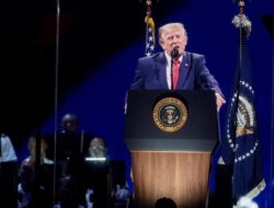 Trump Instruksikan Menkeu AS Scott Bessent Setop Perdagangan Dengan Spanyol