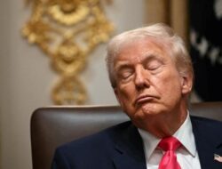 Viral! Trump Kepergok Merem hingga Kepala Miring Saat Upacara di Gedung Putih